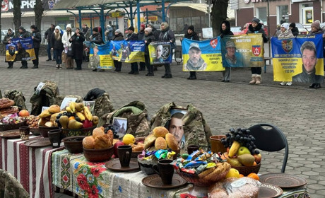 Вечеря, на якій їх нема: у Жмеринці відбулась акція на підтримку полонених та зниклих безвісти