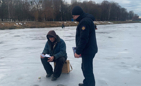 Вараські рятувальники попереджають про небезпеку на льоду