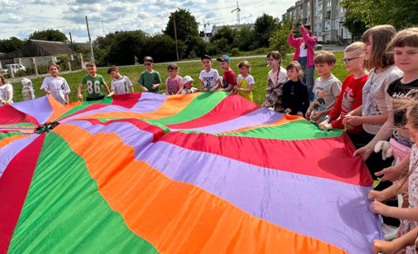 Дитина - це не іграшка: у Старокостянтинові провели вуличну акцію до Дня захисту дітей