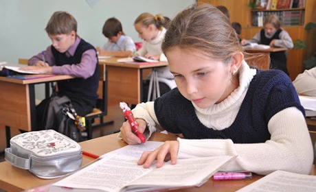 Канікули завершуються: чи повернуться учні Покровська до очного навчання