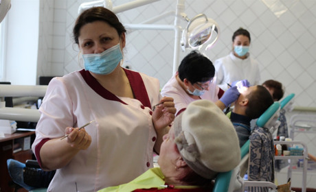 Як доглядати за своїми зубами. Поради від Волноваських стоматологів