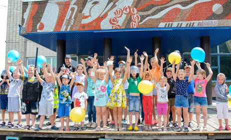 Кагарлицька дітвора приміряла поліцейське спорядження та отримала від правоохоронців смаколики