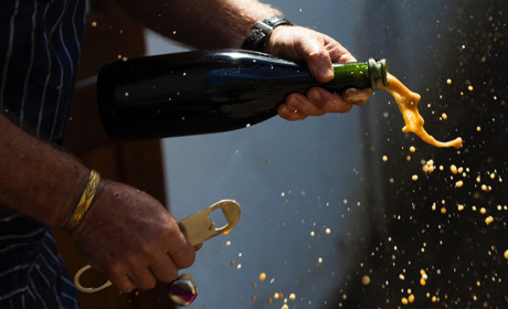 У Сватовому після спільного вживання алкоголю батько побив свого сина. За це може сісти за грати