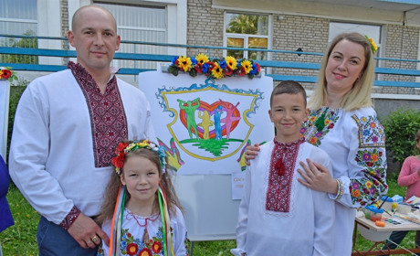 Жмеринські родини в вишиванках: фото