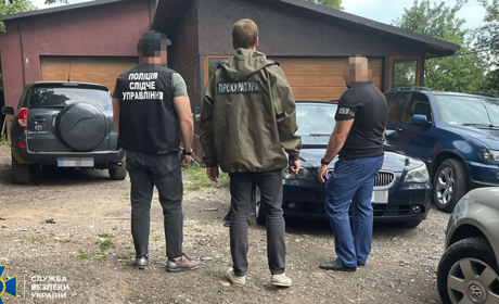 СБУ викрила на Буковині злочинну схему: продавали автомобілі, завезені як гуманітарна допомога