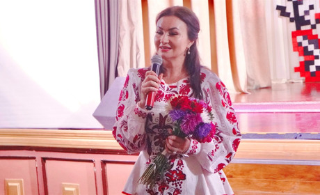 Олена Білоконь працює волонтеркою на культурному фронті: українською піснею єднає задля перемоги