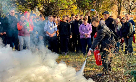 У Смілі рятувальники навчали студентів, як користуватися вогнегасниками