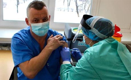 Черга дійшла й до Нетішина. 50 нетішинських медиків щепили індійською вакциною