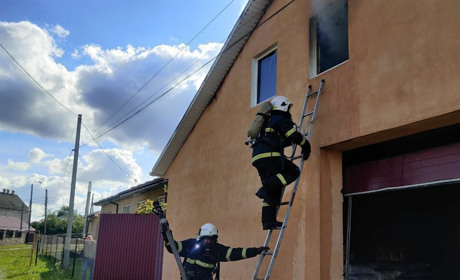 Жмеринські рятувальники приборкали полум’я в одному з гаражів Жмеринки