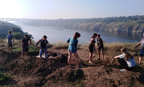 Юні дослідники з Костянтинівки взяли участь в розкопках на Хортиці