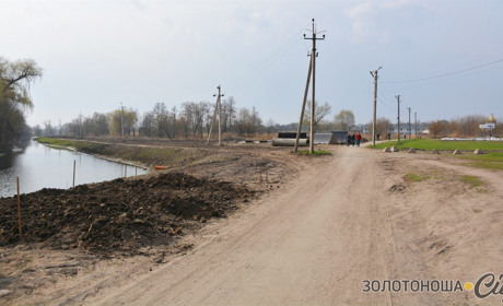 Лавочки, клумби та пішохідні доріжки: на набережній у Золотоноші стартували роботи з благоустрою
