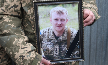 Плакали люди, плакало небо… У Городку провели в останню путь Героя Сергія Стадниченка
