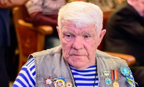 Відомий херсонець «дядя Гріша» отримав медаль від Валерія Залужного