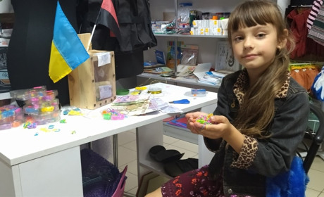 У Володимирці шестирічна дівчинка зібрала 900 гривень для ЗСУ за день. Вона плела браслети