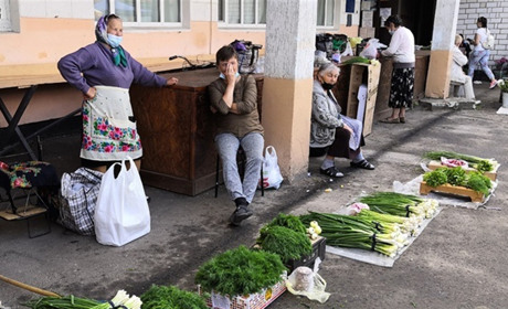 Недільні торги: полуниця подешевшала до півсотні, а пучок кропу віддавали за п’ятірку