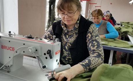 «Зігрій своїм серцем солдата»: у Скородинцях, що на Чортківщині, шиють флісові куртки для ЗСУ