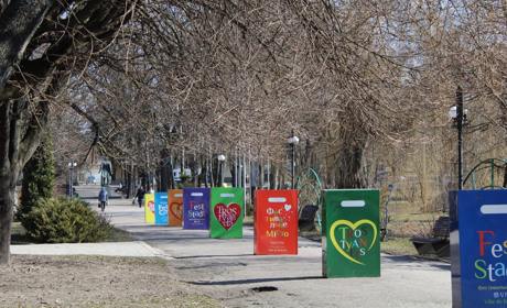 Від ліхтаря до плитки: впізнай місце у Тростянці за фрагментом на фото