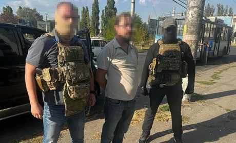 СБУ затримала у Херсоні священника УПЦ (МП), який торгував російською зброєю та боєприпасами