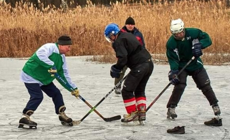 Як у Жовтих Водах на водоймі у дитячому парку грають у хокей: фоторепортаж