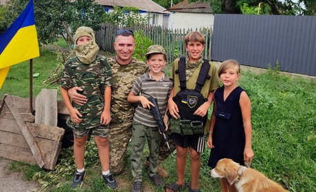 «Я розумію, заради кого я тут»: Воїну з Херсона діти хотіли допомогти грошима, бо він їх захищає