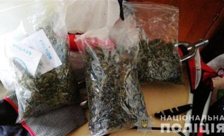 У двох жителів села Троїцьке біляївські правоохоронці вилучили два кілограми нарковмісної речовини