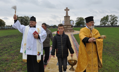 «Душі їхні у блаженстві перебуватимуть»: у Косові освятили новозбудований продовжений цвинтар