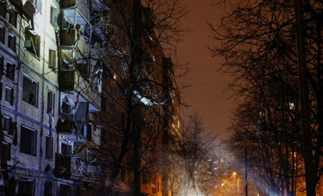 Близько десяти падінь уламків, травмовані люди, будинки без вікон: наслідки нічної атаки Києва