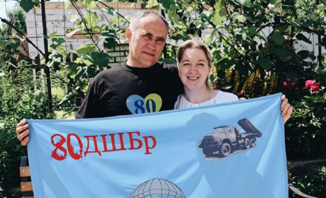 Майстриня з Писарівки вишила прапора для українських військових
