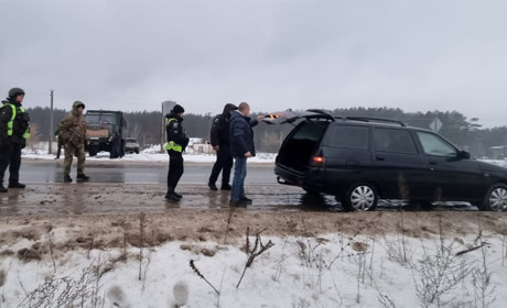 У Шостці перевіряли транспортні засоби на наявність зброї, боєприпасів, небезпечних речовинн