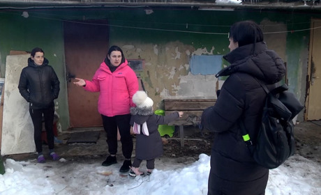 Як облаштовує свій побут у новому помешканні багатодітна сім’я переселенців