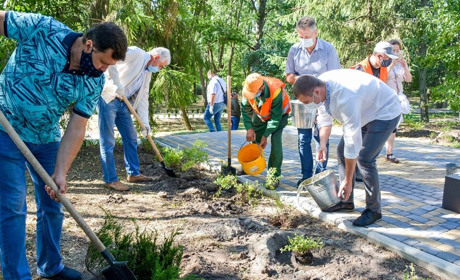 Кагарлицький парк поповнили понад 500 дерев та кущів