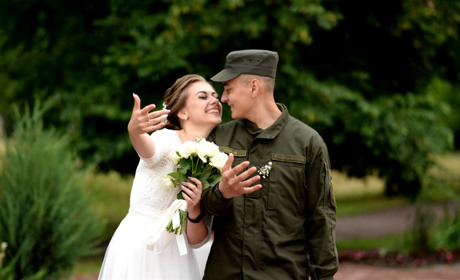 Одягали обручки під звуки повітряної тривоги: воїн одружився під час відпустки