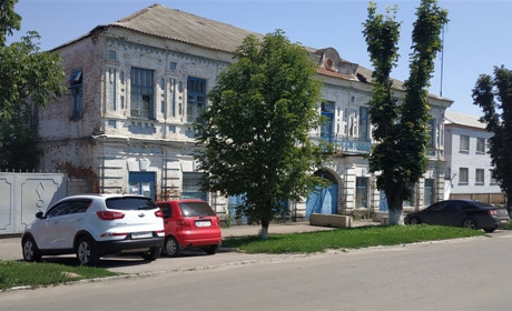 Будівля колишнього банку «Україна» у Сватовому, яку продали з аукціону, і досі без власника