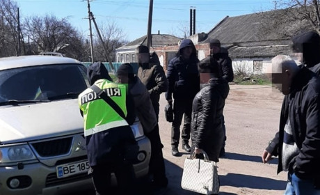 На Вознесенщині затримали 34-річного чоловіка, який незаконно продавав зброю