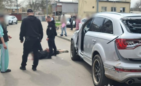 Погрожував зброєю і тікав на викраденому авто: у Чорноморському чоловіка затримали за розбій