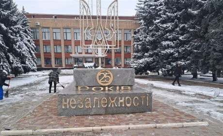 Перше випробування снігом та ожеледицею для Краснограда: чому не всі дороги та тротуари чистять