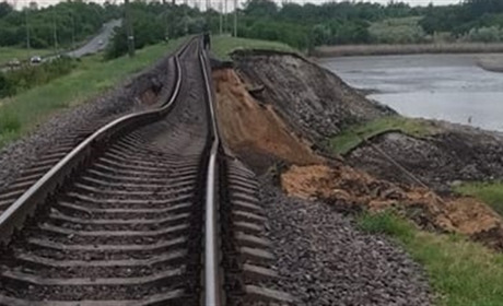 Поблизу Нікополя просіла ділянка із залізничним полотном: як курсуватимуть приміські поїзди