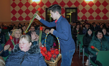 Даруйте жінкам квіти: як в Олександрополі вітали берегинь зі святом