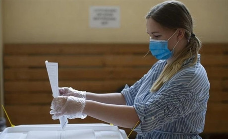 Приходити без дітей та зі своєю ручкою: уряд затвердив протиепідемічні заходи на день голосування