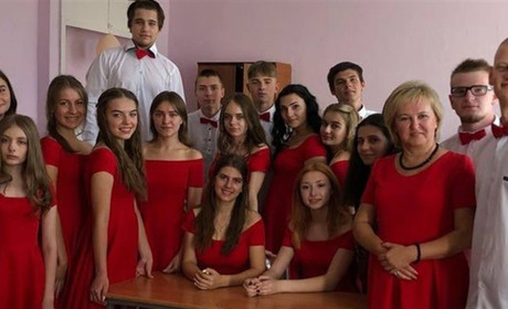 На День знань одинадцятикласниці п’ятої школи Переяслава одяглися в однакові плаття