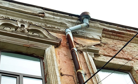 В Умані порушили фасад старовинного будинку в центрі міста. Уманці обурені, «будівельники» сховалися