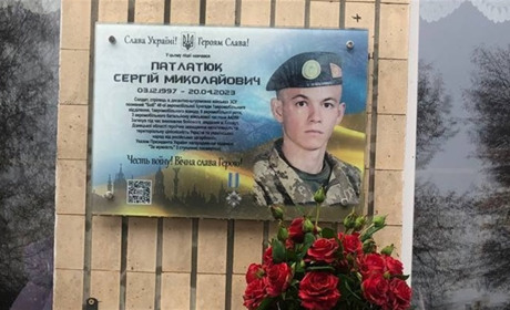 У Копайгородському ліцеї відкрили меморіальну дошку захиснику та Герою Сергію Патлатюку