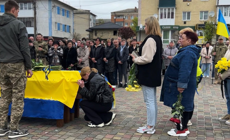 У Сарнах попрощалися з солдатом Максимом Городнюком