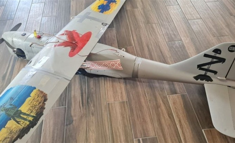 Військові з передової передали у музей Звягеля збитий російський безпілотник "Орлан-10" та трофеї