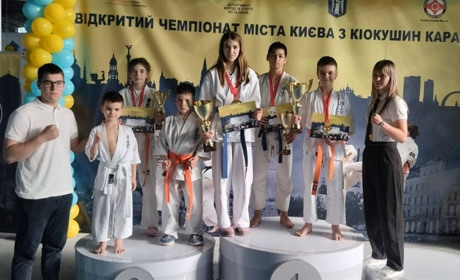 Первомайські каратисти з тріумфом повернулися зі столиці: чотири медалі на чемпіонаті Києва