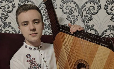 Тріумф української бандури: шосткинець Назар Колоусов підкорив міжнародні конкурси у Брно та Києві