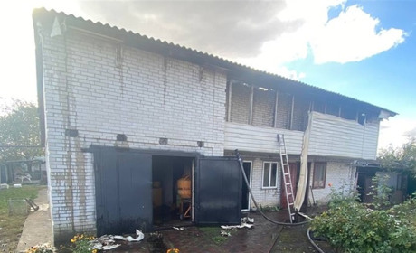 У Переяславі загорілася двоповерхова господарча будівля, загинули курчата