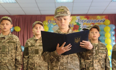 Десята церемонія. У Городоцькому ліцеї №4 ще 12 п'ятикласників склали кадетську присягу