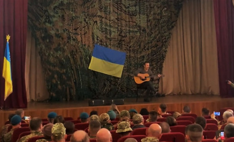 Святослав Вакарчук у селі Дачному на Одещині: приїхав підтримати піснями наших захисників