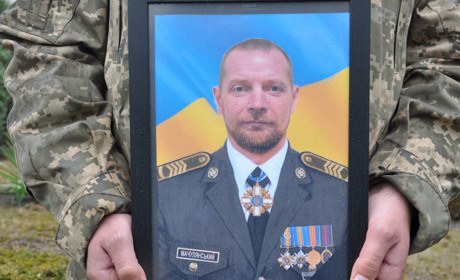 Плакало навіть небо: Нетішинська громада попрощалася із Героєм України Андрієм Мачулянським